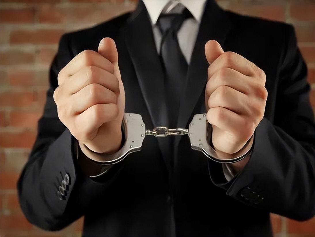 女生称打暑假工被餐馆老板猥亵这是一个非常严重的问题，女生打暑假工被餐馆老板猥亵是一种不道德和违法的行为。如果发生了这样的事情，女生应该采取以下措施