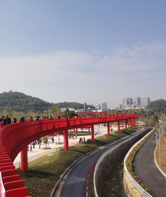 新疆一景区网红桥断裂 目击者发声据报道，新疆某景区的网红桥发生了断裂事故。目击者发声描述了现场的情况。