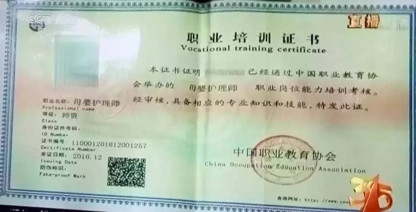奔驰亮证姐被行政拘留5日奔驰车主亮证姐被行政拘留五日一事引发了广泛关注。该事件发生在北京一交通执法现场，奔驰车主因拒绝配合交警执法并出示证件而被调查。在调查过程中，车主拿出证件并声称自己是警察，并试图通过亮证的方式为自己辩解。这一行为引起了网友的质疑和争议。最终，相关部门对该车主进行了行政拘留五日的处罚。