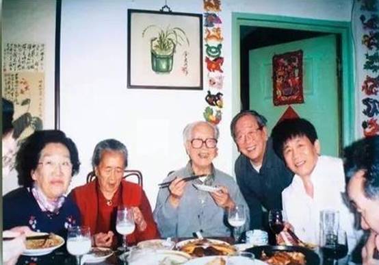 罗家英谈身后事：留好遗产给汪明荃罗家英是一位著名的香港演员和歌手，他在演艺圈有着丰富的经验和成就。关于他的身后事，他谈到留好遗产给汪明荃，这表明了他对家人的关爱和重视。