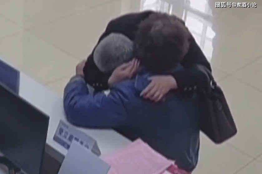 男子赌气离家29年领退休金时现身据报道，一名男子因与家人发生矛盾赌气离家出走，这一走就是整整29年。期间，他的家人一直在寻找他，但始终没有找到任何线索。然而，最近这名男子现身领取退休金时被发现。经过沟通和了解，原来他已经在外地成家立业，但由于种种原因一直未能回家与家人团聚。虽然他的家人对他的离去仍然心存怨恨，但在面对现实时，他们还是选择了原谅和接纳。目前，这名男子已经与家人取得联系并回家团聚。