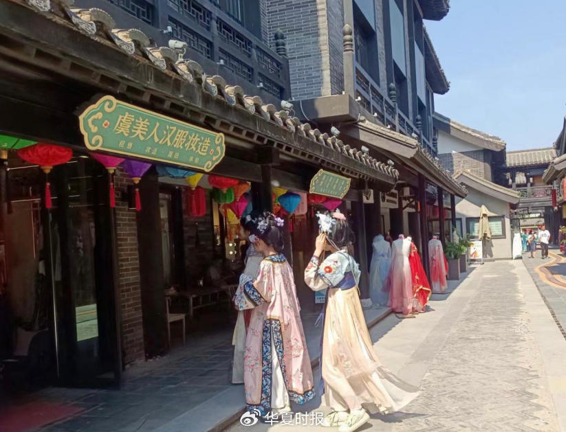 开封万岁山NPC回应被游客“锁喉”开封万岁山的NPC（非玩家角色，通常指工作人员扮演的角色）被游客锁喉的事件引起了广泛关注。对此，景区已经做出了回应，表示已经报警交给派出所处理此事。同时，景区也呼吁广大游客要善待他们的工作人员，尊重他们的工作。
