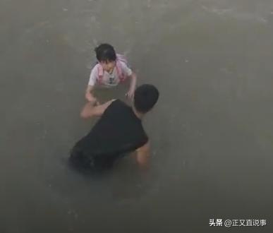 男孩勇救落水女孩男孩勇救落水女孩，英勇之举展现人间真情
