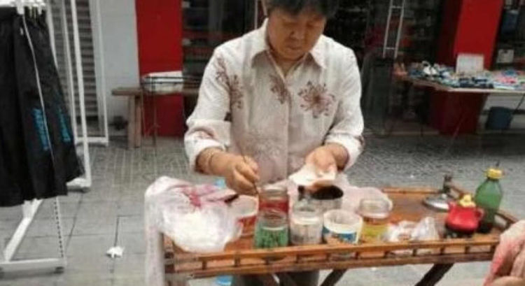 路边摆摊大妈大爷多卖什么好路边摆摊大妈大爷多卖什么好——小本生意的新思路