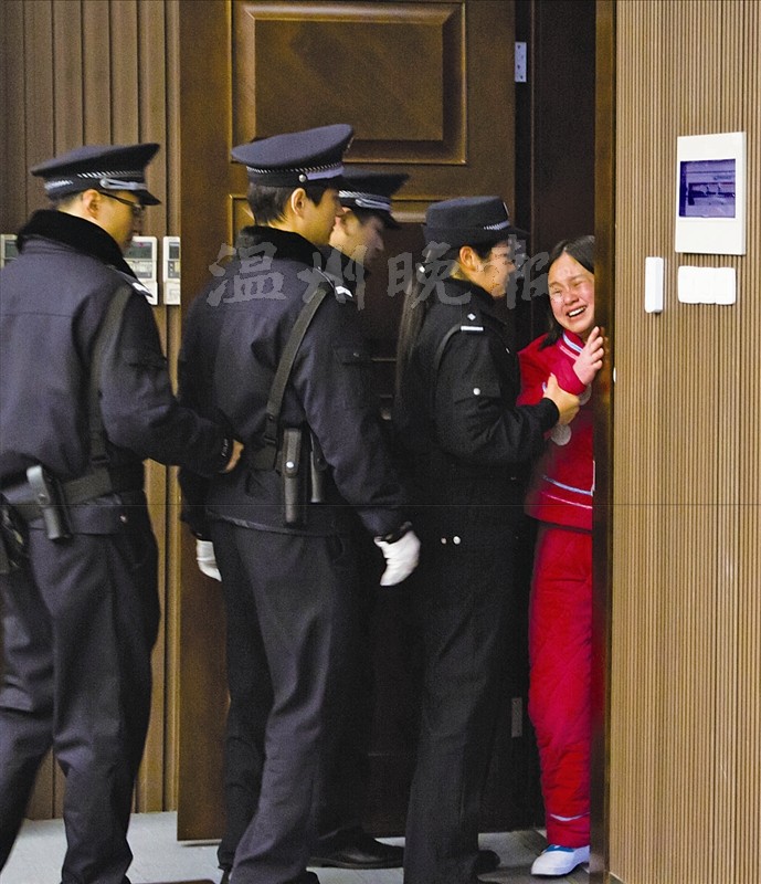 被家暴杀夫获刑15年根据公开报道，曾经发生过一些因家庭暴力导致的杀夫事件，并且涉案人员被判刑的案例。具体的判决结果会因案件的具体情况而异，包括被告人的动机、行为手段、情节等因素都会对判决产生影响。因此，关于被家暴杀夫获刑的具体判决结果需要根据具体的案件情况而定。