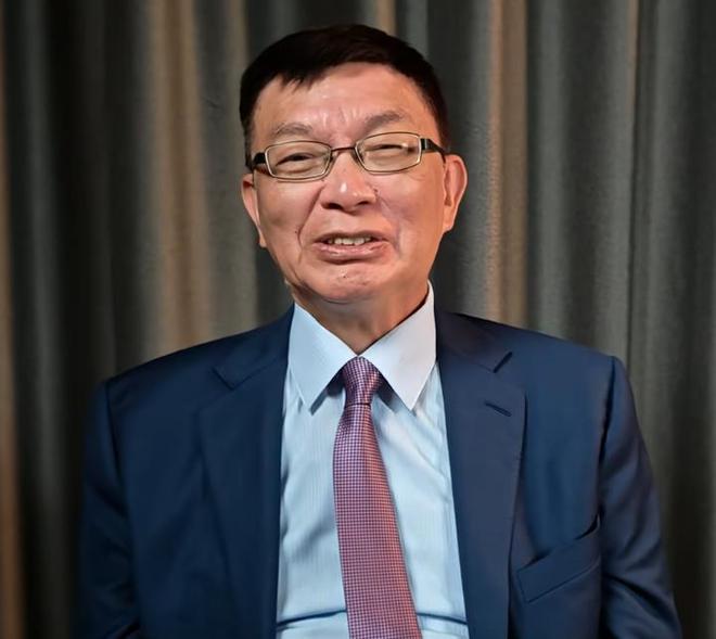 台大教授苑举正泪洒阅兵现场苑举正教授在阅兵现场流泪的原因可能有很多，具体的原因可能因人而异。可能的原因包括对国家和军队的深深热爱，对国家和民族的自豪感和荣誉感，以及对和平的珍视等。此外，阅兵仪式本身所展现出的庄重、肃穆和震撼的氛围也可能让教授深受感动。